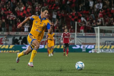 El futbolista mexicano que juega de extremo tiene como principal virtud la velocidad. Tanto es así, que ha llegado a ser de los jugadores más rápidos del planeta. Por ello, recibe el nombre de flash. Incluso en sus mejores días le llegaron a llamar el ‘CR7 mexicano’.