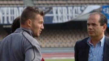 <b>CERCANO. </b>Morales habla con Antoñito y otros jugadores del Xerez.