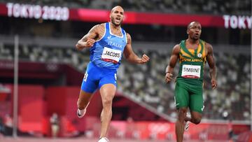 TOPSHOT - Italy&#039;s Lamont Marcell Jacobs (L) wins the men&#039;s 100m final next to South Africa&#039;s Akani Simbine during the Tokyo 2020 Olympic Games at the Olympic Stadium in Tokyo on August 1, 2021. (Photo by Jewel SAMAD / AFP)