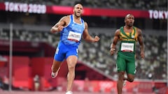 TOPSHOT - Italy&#039;s Lamont Marcell Jacobs (L) wins the men&#039;s 100m final next to South Africa&#039;s Akani Simbine during the Tokyo 2020 Olympic Games at the Olympic Stadium in Tokyo on August 1, 2021. (Photo by Jewel SAMAD / AFP)