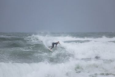En esta foto está surfeando en la Zurriola, mientras en el resto lo hacía en La Concha. 