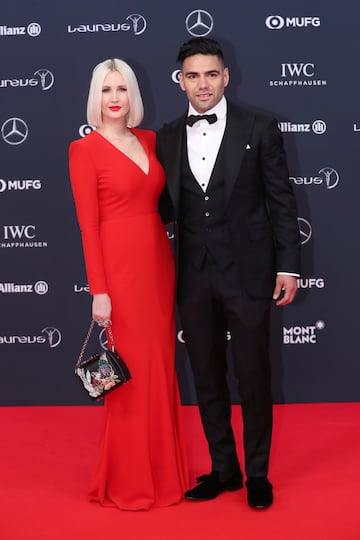 Falcao García y Lorelei Taron posan para las cámaras en los Premios Laureus que se desarrollaron en Mónaco.