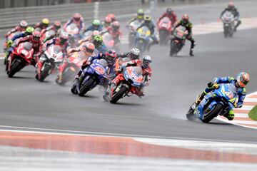 Álex Rins liderando la carrera en el GP de Valencia. 