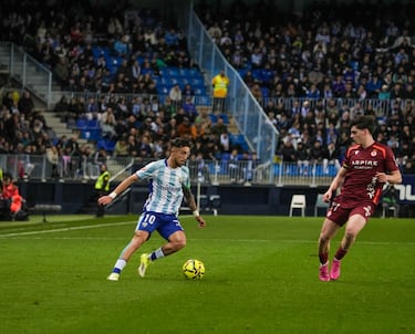 El Málaga remonta con la magia de Larrubia y un polémico gol anulado a la Cultural