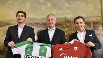 El alcalde de Sevilla, junto a Haro y Del Nido.