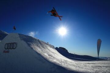 La esquiadora austriaca, Lara Wolf, durante la clasificación del FIS Freestyle Ski World Cup Slopestyle en Nueva Zelanda.