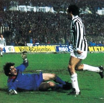 19 de marzo de 1986. Partido de vuelta de cuartos de final de la Copa de Europa entre la Juventus y el Barcelona, el encuentro acabó con empate a uno y el pase de los culés a la semifinal. Platini marca el gol de la Juventus.