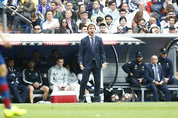 El entrenador del Real Madrid intentó animar a sus jugadores antes del final de la primera parte. 