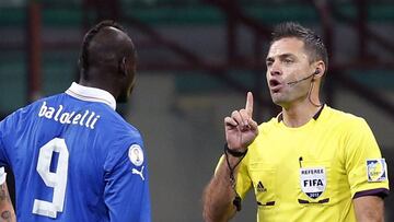 Refree Damir Skomina (R) speaks to Italy&#039;s Mario Balotelli during their match against Denmark in their 2014 World Cup qualifying soccer match at San Siro