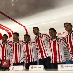 Chivas presenta a sus refuerzos; Cardozo se ilusiona