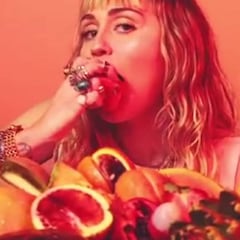 Miley Cyrus anuncia su nuevo disco con unos sugerentes vídeos comiendo fruta