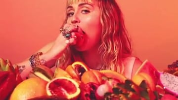 Miley Cyrus anuncia su nuevo disco con unos sugerentes vídeos comiendo fruta