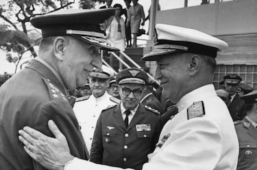 The United States supported the new government as part of its continental strategy. The alliance was based on economic interests and the fight against communism. The social impact of the dictatorship left deep scars that Brazil continues to grapple with.

In the photograph, Emilio Garrastazu Medici (left) embraces Admiral Augusto Rademacker at Medici’s presidential inauguration ceremony.
