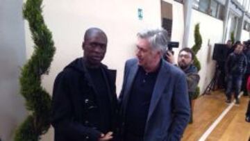 Carlo Ancelotti y Seedorf se saludan al llegar al acto en Coverciano.