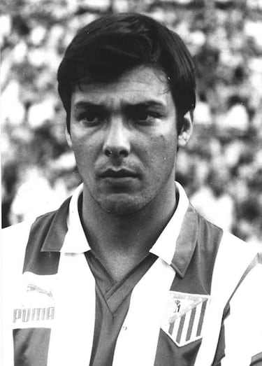 Jugó con el Atlético de Madrid la temporada 1983-84.