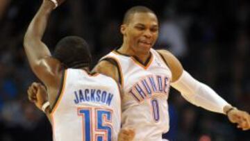 Russell Westbrook celebra con Reggie Jackson la victoria ante Dallas.