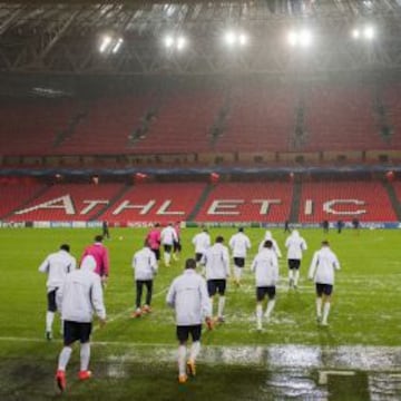 Lopetegui comprobó que la fuerte lluvia ha dejado San Mamés como una piscina. Le preocupó el drenaje. Se supone que las precipitaciones paran sobre las dos y, tras pincharlo, el césped mejorará. Pero la banda de banquillos está mal.