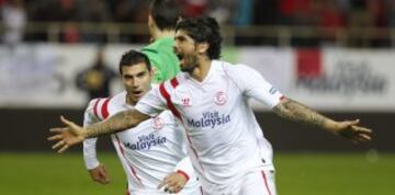 El centrocampista argentino del Sevilla Ever Banega celebra la consecución del segundo gol de su equipo ante el Granada, en partido de la decimotercera jornada de la liga en Primera División que se disputa esta tarde en el estadio Ramón Sánchez Pizjuan. 