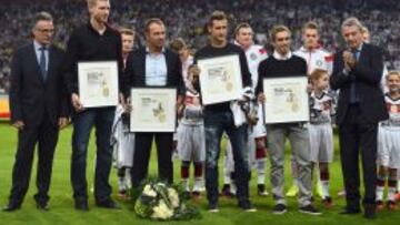 Lahm, Mertesacker, Klose y el entrenador asistente Flick, homenajeados en el amistoso ante argentina por el presidente de la DFB (Niersbach, derecha) y Sandrock (izquierda).