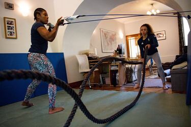Las judokas británicas Nekoda Smythe-Davis (izquierda), plata en el Campeonato del Mundo de 2018 y bronce
en el de 2017 en categoría -57 kg, y Chelsie Giles, bronce en los Juegos Europeos de Minsk 2019 en -52 kg,
se entrenan en su casa en Walsall, al noroeste de Birmingham, durante el periodo de confinamiento en su país.