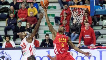 GRAF7100. MURCIA, 07/02/2018.- El pívot estadounidense del Juventus Uten, Utena Dendy Laron (i), disputa un rebote ante el alero británico del UCAM Murcia, Ovie Soko (d), durante el partido de la decimocuarta jornada de la Liga de Campeones