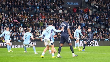1-2. Federico Valverde controla en la frontal del área y dispara con la derecha. El balón rebota en Marcos Alonso al girarse y desvía la trayectoria engañando a Ionut Ranu.