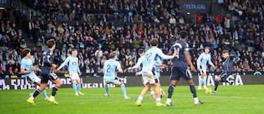 1-2. Federico Valverde controla en la frontal del área y dispara con la derecha. El balón rebota en Marcos Alonso al girarse y desvía la trayectoria engañando a Ionut Ranu.