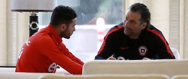 Pizzi tuvo una charla con Mena en el hotel de concentración
