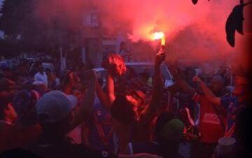 La afición prende bengalas en el Estadio