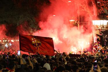 Los aficionados del Barcelona celebran en su rincón sagrado, la Fuente de Caneletes, el vigesimoséptimo título de Liga.