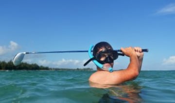 El golfista francés aprovecha las claras aguas de las Islas Mauricio para disfrutar del golf pero esta vez bajo el agua.