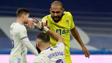 Fali, con Benzema, en un lance del partido Real Madrid-C&aacute;diz.