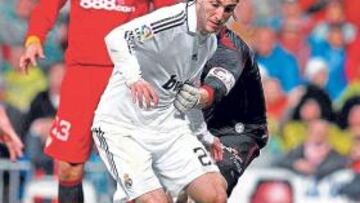 <b>LA POLÉMICA. </b>Palop hizo penalti a Higuaín en el Bernabéu.