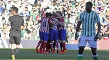 Los jugadores celebran el 0-1 de Gabi.