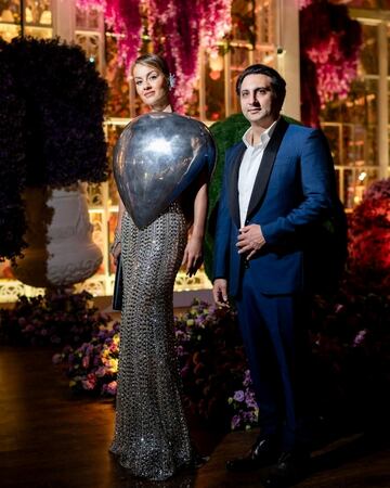 Adar Poonawalla, director ejecutivo del Serum Institute of India (SII), y su esposa Natasha Poonawalla aparecen en la foto durante las celebraciones previas a la boda. 
