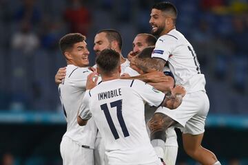 0-1. Los jugadores italianos celebran el primer gol que marca Merih Demiral en propia puerta.