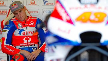 Jack Mller observando su Ducati satélite.