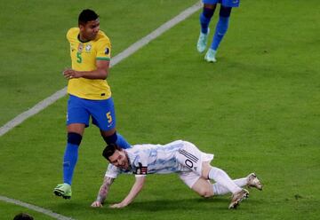 Carlos Casemiro y Leo Messi.