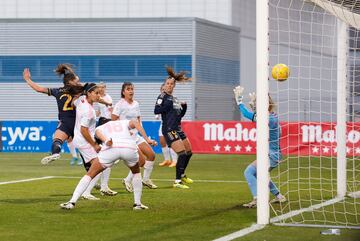 El testarazo de Zornoza para batir a Paola Ulloa y hacer el 0-1 del Real Madrid al Madrid CFF.