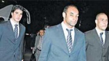 <b>SAMBA Y CANTERA. </b>Ronaldo y Emerson escoltan al joven Sergio a la llegada al aeropuerto de El Prat.