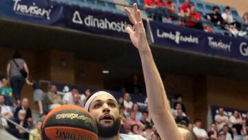 Kassius Robertson, base del Monbus Obradoiro, lanza ante Nemanja Radovic, ala-pívot del UCAM Murcia.