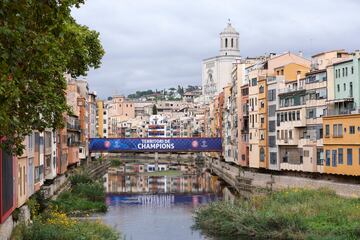 Esta imagen de Girona tan bella como hist¨®rica muestra el Puente de las Pescader¨ªas Viejas, sobre el r¨ªo Onyar, con una pancarta en la que puede leerse 'Territorio de Champions' entre los escudos del Girona F¨²tbol Club. La ciudad se engalan¨® para vivir el estreno en casa del Club en la Champions League ante el Feyenoord holand¨¦s.