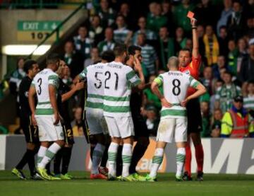 El árbitro Stephane Lannoy le saca la tarjeta roja a Scott Brown.