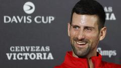 El número uno del tenis mundial, Novak Djokovic, durante la rueda de prensa ofrecida este miércoles en Málada con el equipo de Serbia.