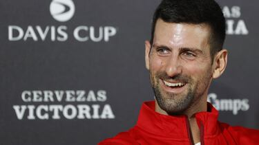 El número uno del tenis mundial, Novak Djokovic, durante la rueda de prensa ofrecida este miércoles en Málada con el equipo de Serbia.