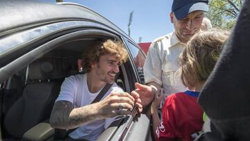Griezmann saliendo del Cerro cuando ya era oficial que abandonaba el Atlético. Ahora debería presentarse mañana a los entrenamientos, una vez su futuro con el Barcelona no se ha resuelto.