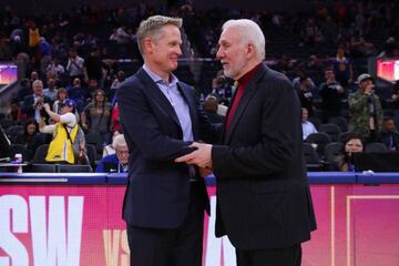 Popovich y Kerr se saludan durante el partido