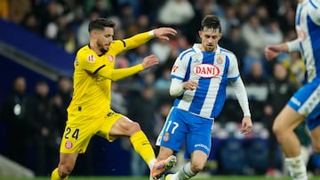 BARCELONA, 16/01/2026.- El delantero del Espanyol Jofre Carreras (d) pelea un balón con Álex Moreno, del Girona, durante el partido de LaLiga de fútbol que RCD Espanyol y Girona FC han disputado este viernes en el RCDE Stadium, en Barcelona. EFE/Enric Fontcuberta