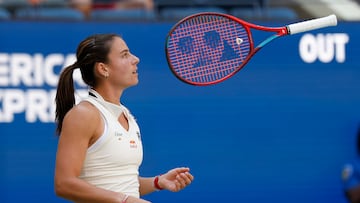 Emma Navarro juega con la raqueta en su partido contra Paula Badosa en el US Open.