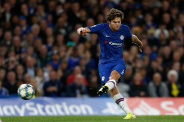 Lateral izquierdo de largo recorrido, tras debutar con la camiseta del Real Madrid en 2010 estuvo cedido en varios equipos ingleses (Bolton, Sunderland) e italianos (Fiorentina), lleg¨® al Chelsea en 2016, club en el que continua. Tiene contrato hasta 2023 y su valor de mercado es de 12 millones.